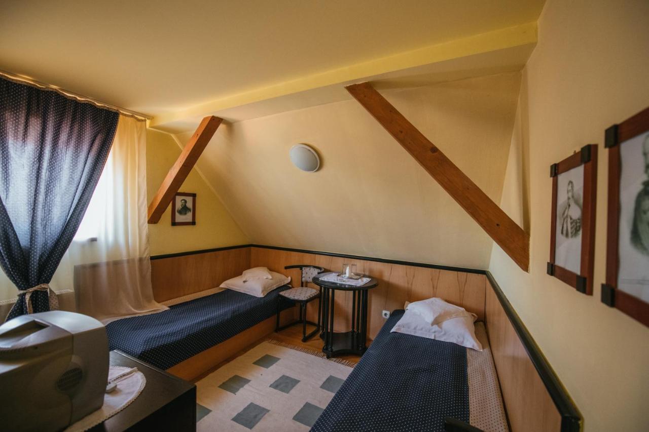 Voeroes Guest House Tîrgu Secuiesc Exteriör bild