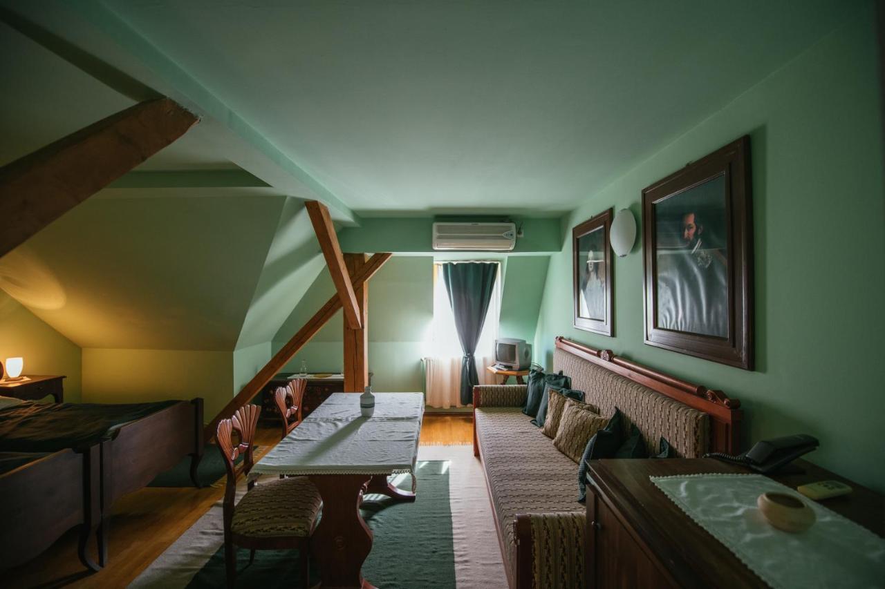 Voeroes Guest House Tîrgu Secuiesc Exteriör bild
