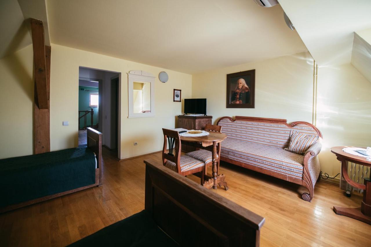 Voeroes Guest House Tîrgu Secuiesc Exteriör bild