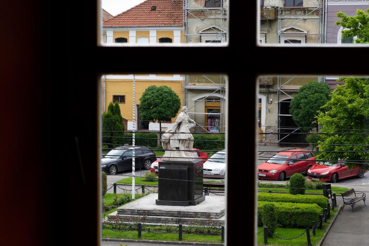 Voeroes Guest House Tîrgu Secuiesc Exteriör bild
